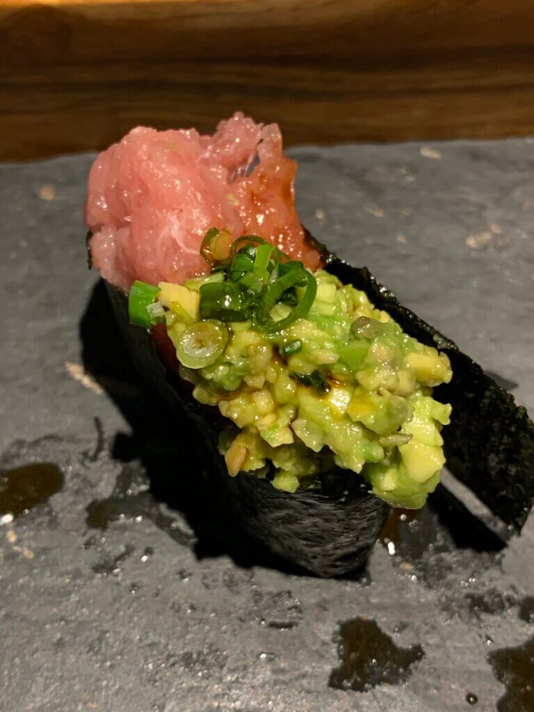 鮪魚上腹配酪梨